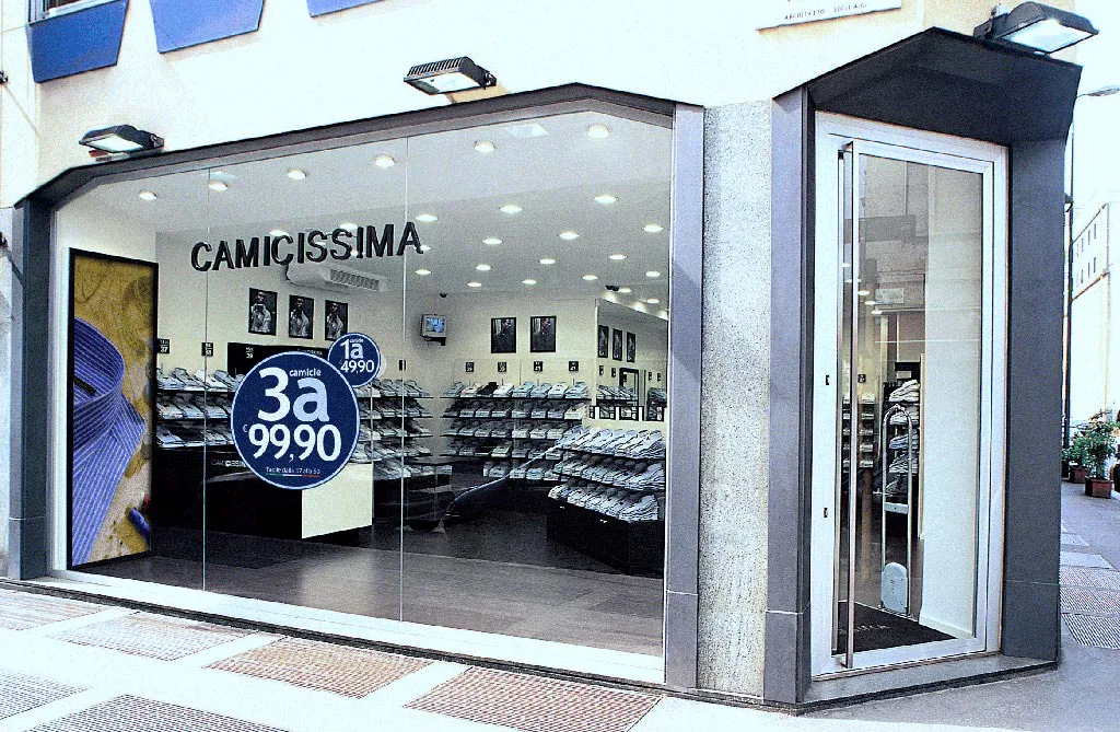 Le vetrine dei negozi diventano una finestra sulle strade